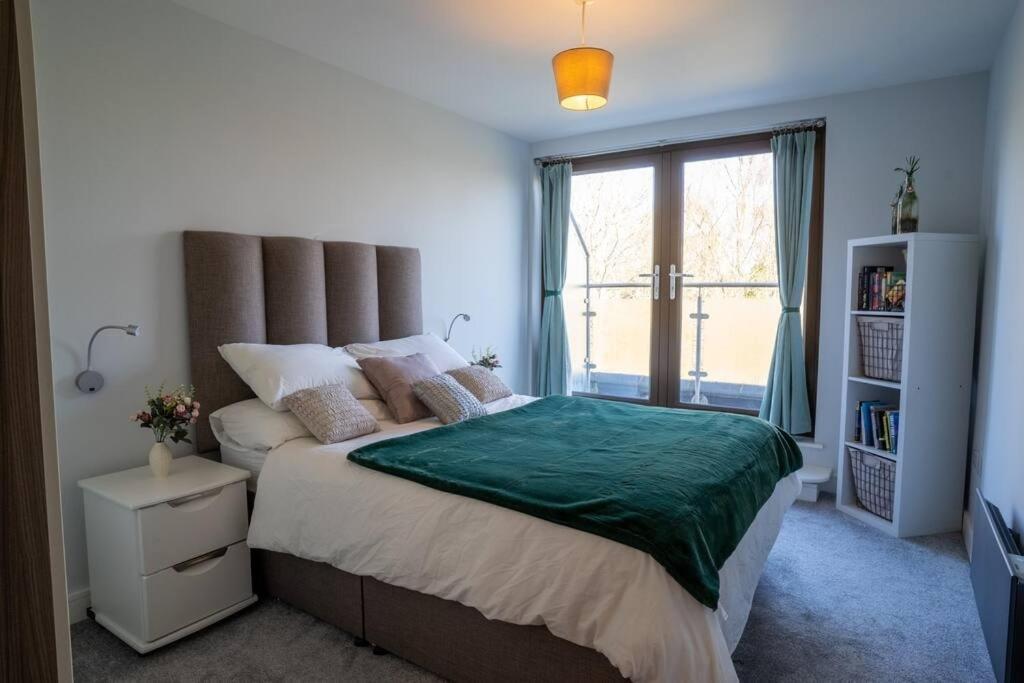 Surrey Hills Escape: Riverside Walks & Quick Links Godalming Luaran gambar