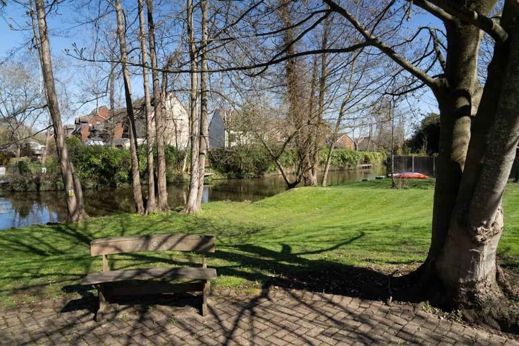 Surrey Hills Escape: Riverside Walks & Quick Links Godalming Luaran gambar